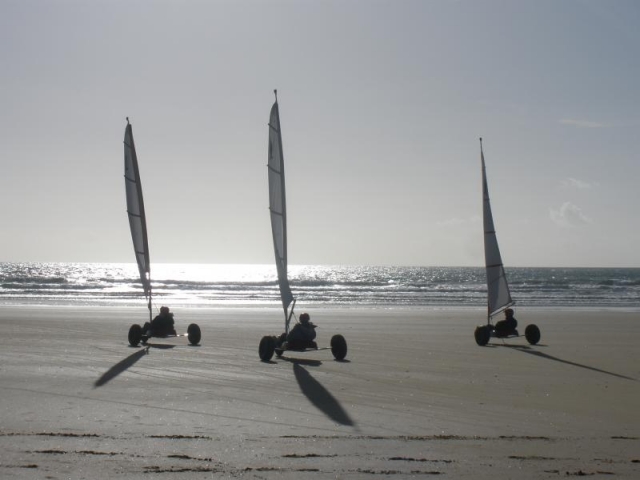  Strandsegeln in der Abenddämmerung 
